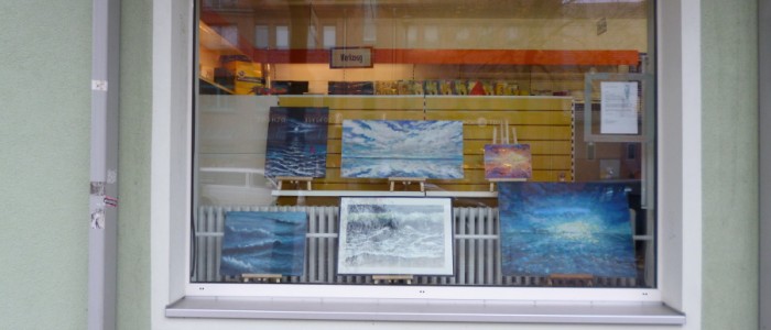 [:de]Foto vom Kunstfenster Innenstadt A-Z in Oranienburg mit Arbeiten von Martina Witting-Greth[:]