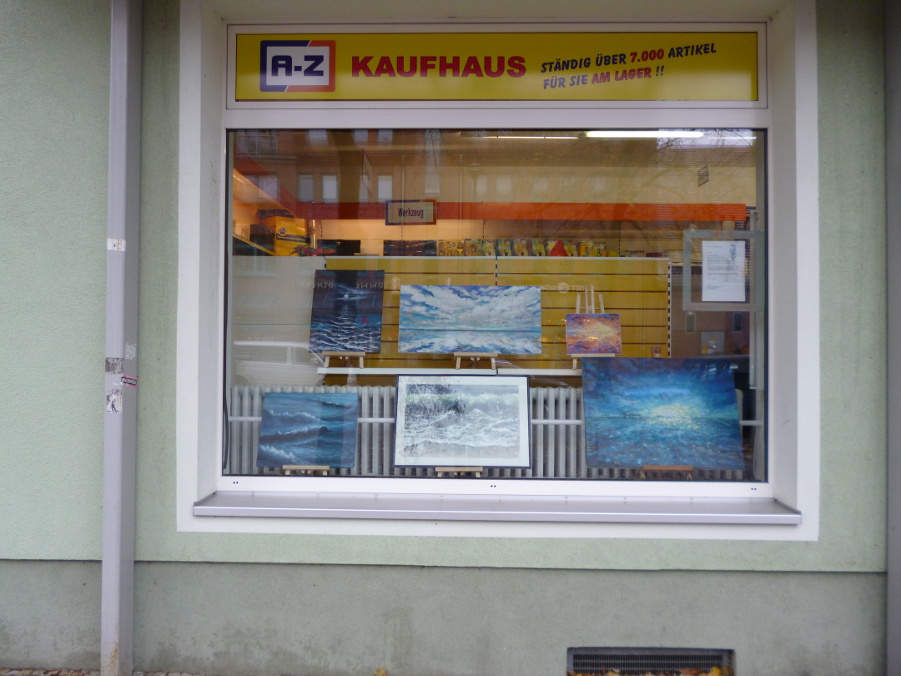 Foto vom Kunstfenster Innenstadt A-Z in Oranienburg mit Arbeiten von Martina Witting-Greth