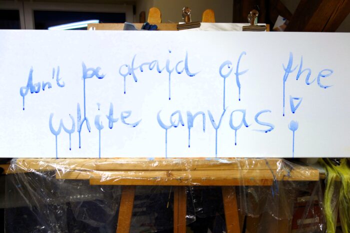 don´t be afraid of the white canvas - Motivationsspruch auf der leeren Leinwand, um die Angst vor der weißen Leinwand zu verlieren, bevor der Malprozess beginnt